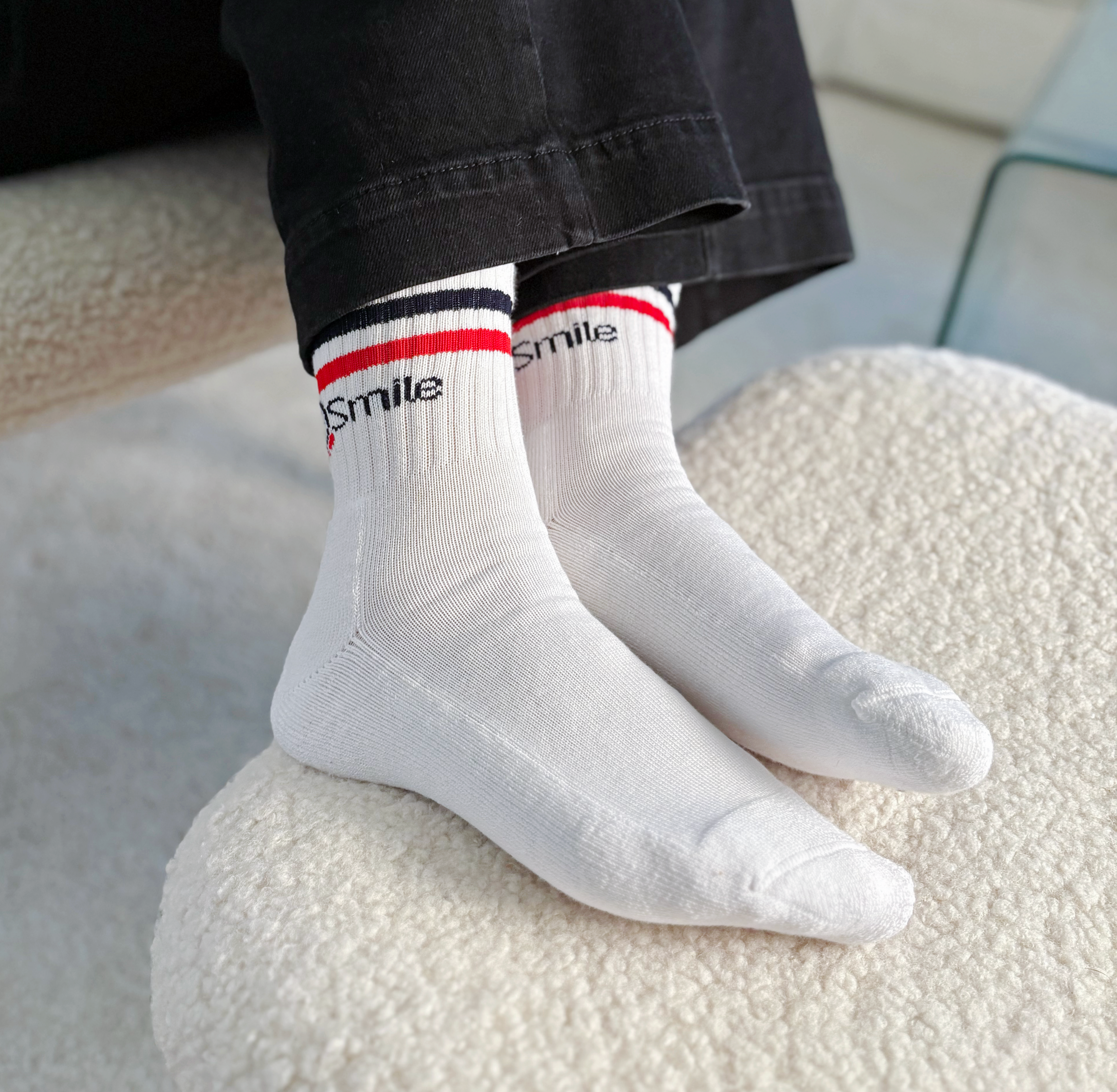 Vita bomullstrumpor i samarbete med Operation Smile. 100 kr går till Operation smile