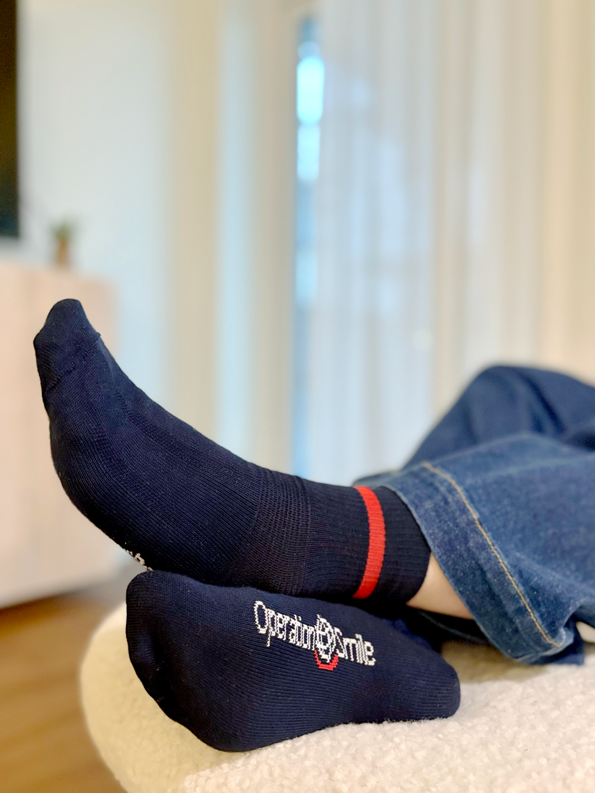 Marinblå strumpa med Operation Smile:s logga på hälen. 100 kr går till Operation smile